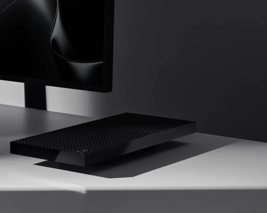 Surface RTX Spark Dev Box放在桌面上，旁边是显示器