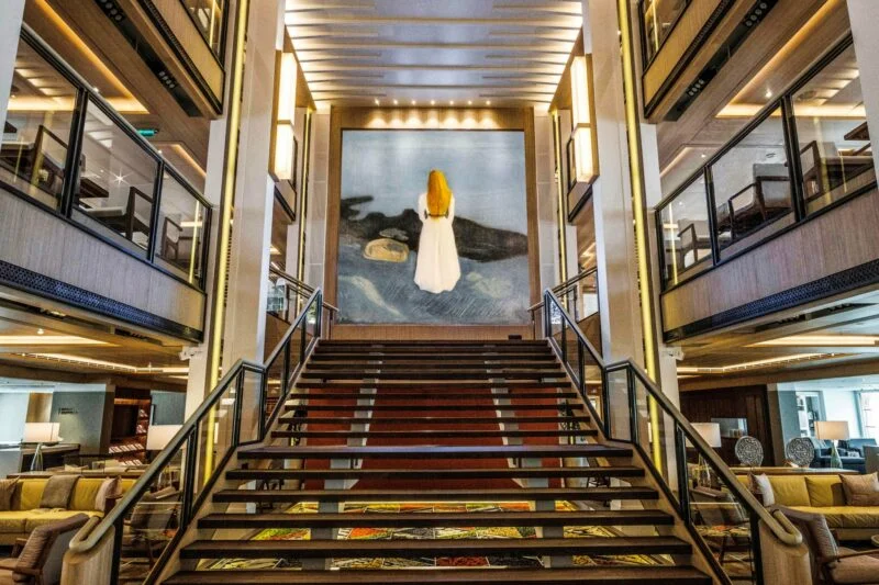 中庭楼梯间与蒙克风格画作