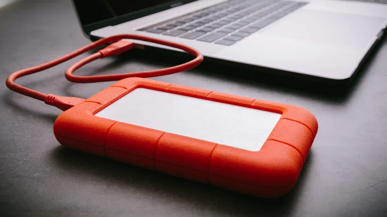 一块外置 LaCie 硬盘连接在 MacBook 上