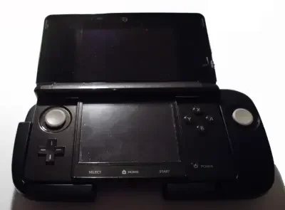 安装 Circle Pad Pro 的任天堂 3DS
